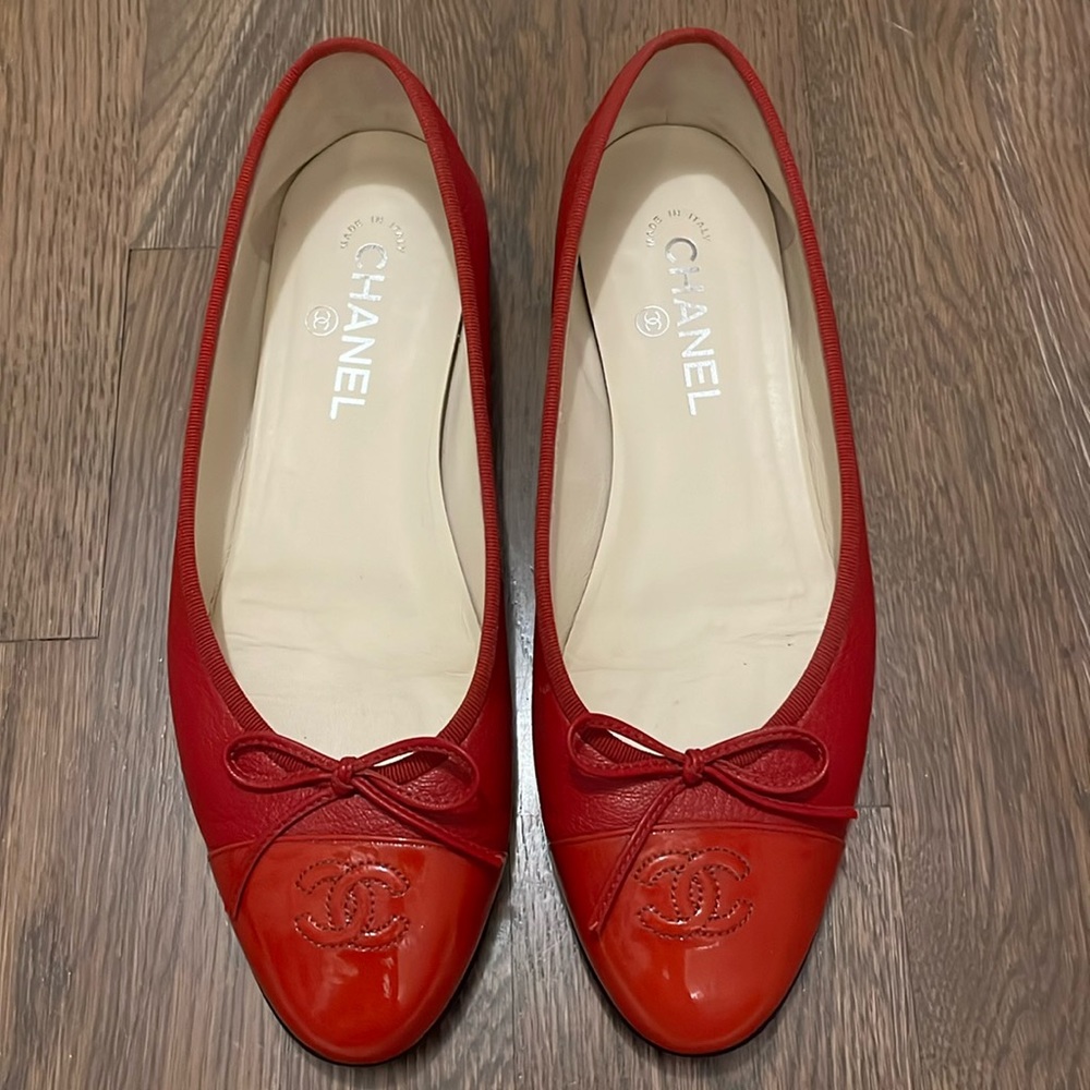 CHANEL red flats
